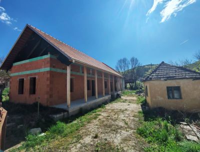 Novostavba v obci Jósvafő, kde sa nachádza aj čoskoro otvorená liečivá jaskyňa a na konci pozemku tečie potok