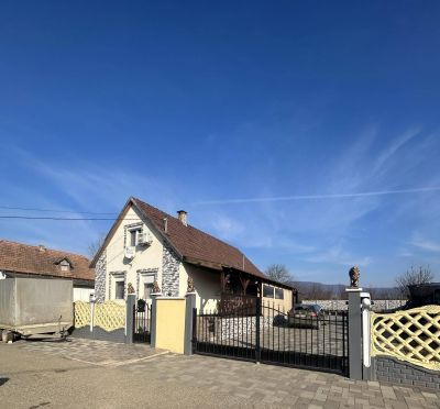 Ponúkame Vám na predaj rodinný dom v lukratívnej lokalite v obci Göncruszka - Maďarsko - 1