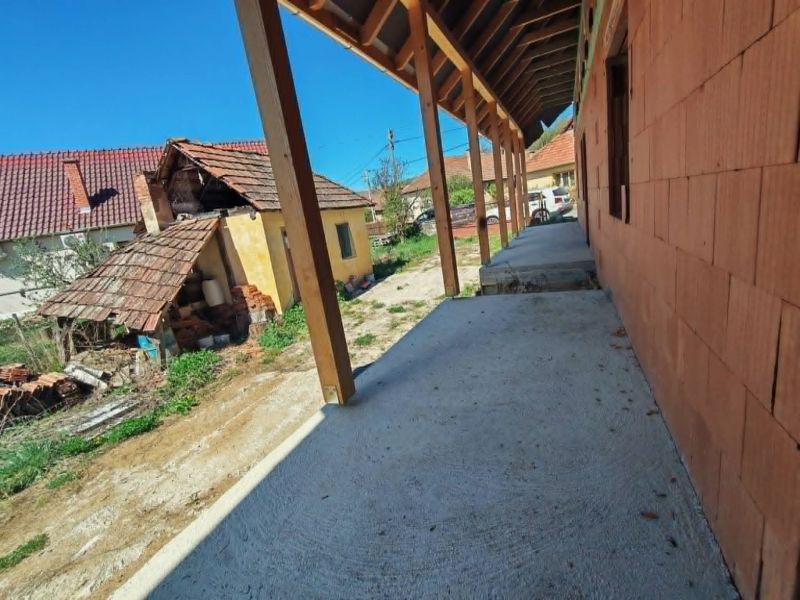 Novostavba v obci Jósvafő, kde sa nachádza aj čoskoro otvorená liečivá jaskyňa a na konci pozemku tečie potok - 9